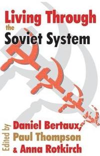 bokomslag Living Through the Soviet System
