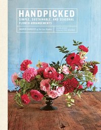 bokomslag Handpicked: Simple, Sustainable, and Seasonal Flower Arrangements