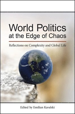 Emilian Kavalski - World Politics at the Edge of Chaos, Häftad