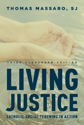 Fordham University; author of Living Justice Massaro, SJ, Thomas, Professor of Moral Theology, Sj Thomas Massaro, Thomas Massaro, SJ, Sj Massaro - Living Justice, Häftad