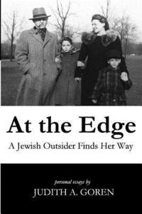 bokomslag At the Edge: A Jewish Outsider Finds Her Way