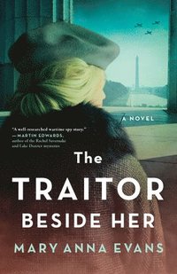 bokomslag Traitor Beside Her