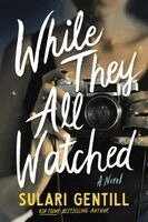 Sulari Gentill - While They All Watched, Inbunden