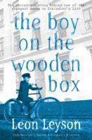 bokomslag Boy on the Wooden Box