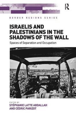bokomslag Israelis and Palestinians in the Shadows of the Wall