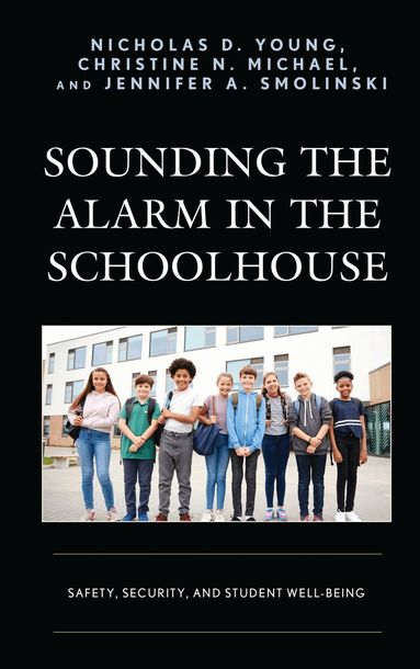 Nicholas D. Young, Christine N. Michael, Jennifer A. Smolinski - Sounding the Alarm in the Schoolhouse, Häftad