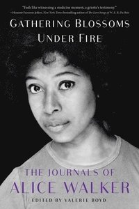 bokomslag Gathering Blossoms Under Fire: The Journals of Alice Walker, 1965-2000