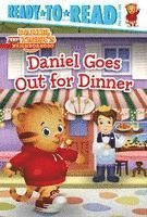 Daniel Goes Out for Dinner: Ready-To-Read Pre-Level 1, Inbunden