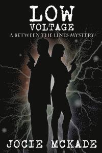 Jocie McKade - Low Voltage: A Between the Lines Mystery, Häftad