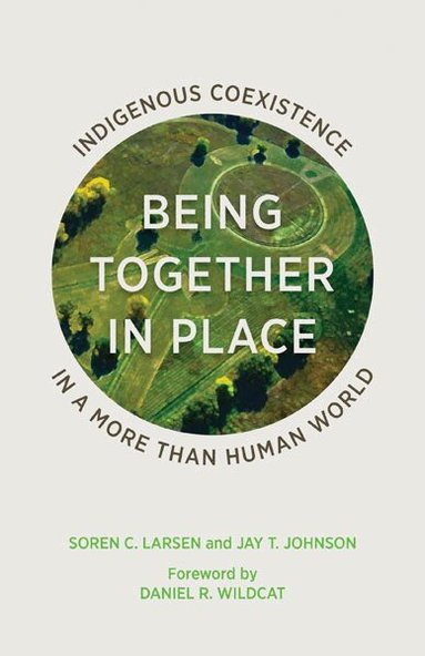 Soren C. Larsen, Jay T. Johnson - Being Together in Place, Häftad