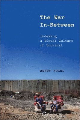 Wendy Kozol - War in-Between, Inbunden