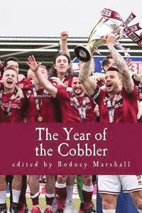 bokomslag The Year of the Cobbler: Reflections on a lifetime and a season supporting Northampton Town FC