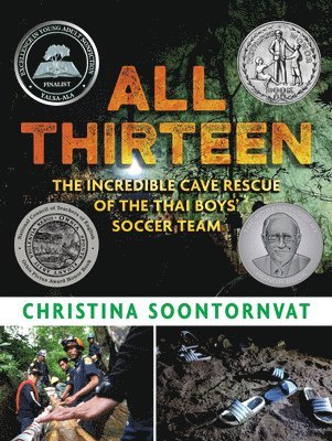 Christina Soontornvat - All Thirteen: The Incredible Cave Rescue of the Thai Boys' Soccer Team: (A True Story of Survival, Teamwork, and Global Rescue Efforts - For Kids Ages, Inbunden