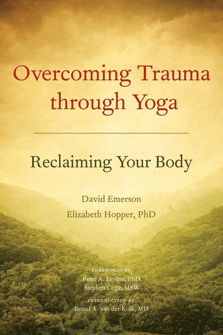 David Emerson, Elizabeth Hopper - Overcoming Trauma through Yoga, Häftad