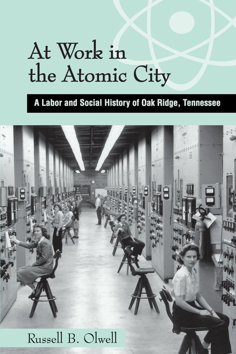 Russell Olwell - At Work in the Atomic City, Häftad