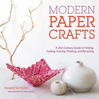 bokomslag Modern Paper Crafts: A 21st-Century Guide to Folding, Cutting, Scoring, Pleating, and Recycling