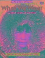 bokomslag What We Wear (Play & Discover (Paperback Twocan))