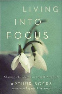 bokomslag Living into Focus - Choosing What Matters in an Age of Distractions