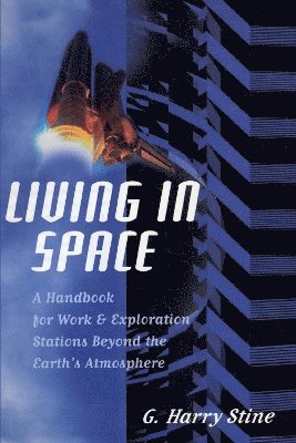 bokomslag Living in Space