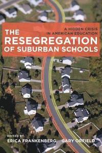 bokomslag The Resegregation of Suburban Schools