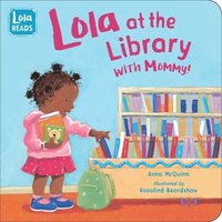 bokomslag Lola at the Library with Mommy