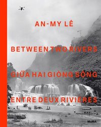 bokomslag An-My L: Between Two Rivers