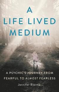 bokomslag A Life Lived Medium: A Psychic's Journey from Fearful to Almost Fearless