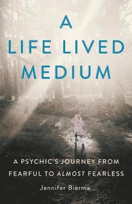 bokomslag A Life Lived Medium: A Psychic's Journey from Fearful to Almost Fearless