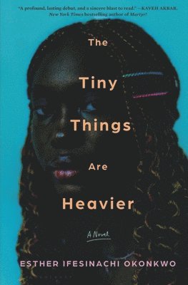 Esther Ifesinachi Okonkwo - The Tiny Things Are Heavier, Inbunden