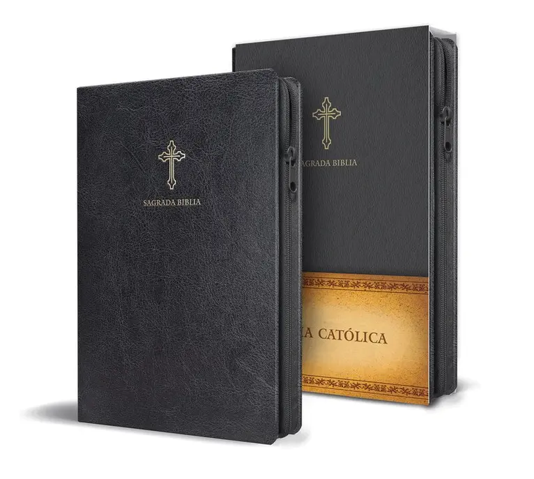 Biblia de América - Biblia Católica en español. Símil piel negro, con cremallera, tamaño compacto / Catholic Bible. Spanish-Language, Leathersoft, Black, Zipper Compact, Inbunden. Tillgänglighet: Lägg i varukorg
