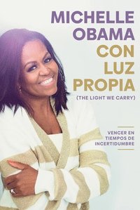 bokomslag Con Luz Propia / The Light We Carry