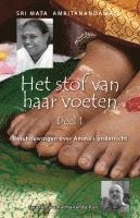 bokomslag Het stof van haar voeten - Deel 1