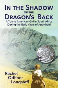 bokomslag In the Shadow of the Dragon's Back: A Young American Girl in South Africa During the Early Years of Apartheid