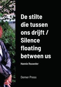 bokomslag De stilte die tussen ons drijft / Silence floating between us