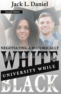 bokomslag Negotiating a Historically White University While Black