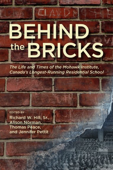 Richard W. Hill Sr., Alison Norman, Thomas Peace, Jennifer Pettit - Behind the Bricks, Inbunden