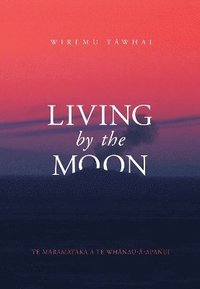 bokomslag Living By the Moon