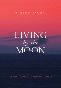 bokomslag Living By the Moon