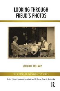 bokomslag Looking Through Freud's Photos