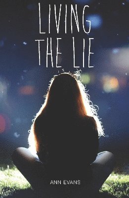 Ann Evans - Living the Lie, Häftad