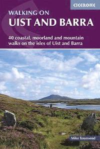 bokomslag Walking on Uist and Barra