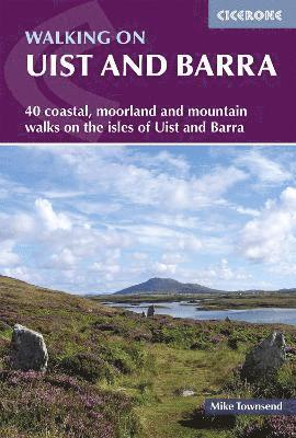 Mike Townsend - Walking on Uist and Barra, Häftad