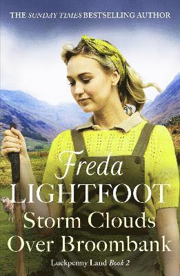 Freda Lightfoot - Storm Clouds Over Broombank, Häftad