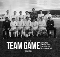 bokomslag It's A Team Game - Scotland's Football Club Line Ups In The Black & White Era