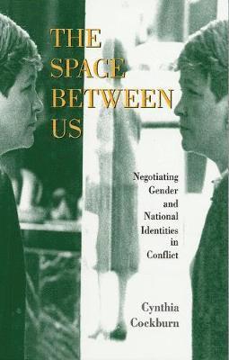 bokomslag The Space Between Us: Negotiating Gender and National Identities in Conflict