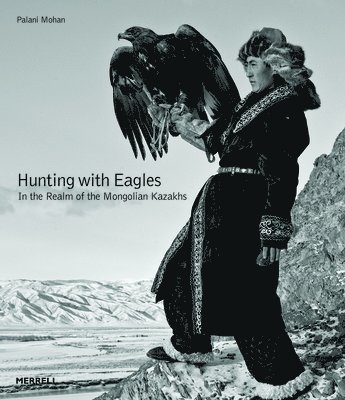 bokomslag Hunting with Eagles: In the Realm of the Mongolian Kazakhs