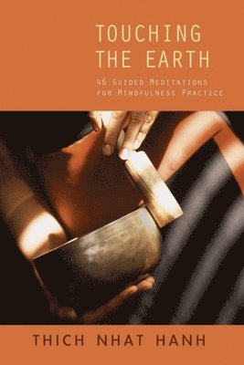 Thich Nhat Hanh, Hanh Thich Nhat - Touching the Earth: 46 Guided Meditations for Mindfulness Practice, Häftad