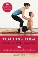 bokomslag Teaching Yoga, Adjusting Asana