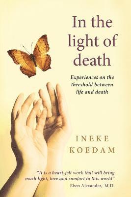 bokomslag In the Light of Death: Experiences on the Threshold Between Life and Death