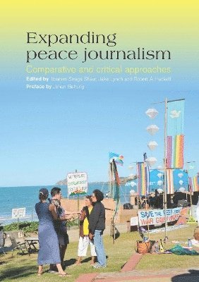bokomslag Expanding Peace Journalism
